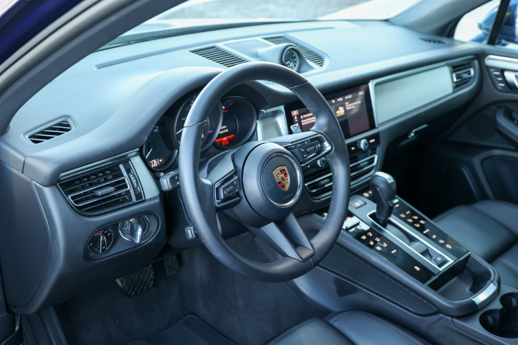 Certified 2026 Porsche Macan AWD/4WD image 4