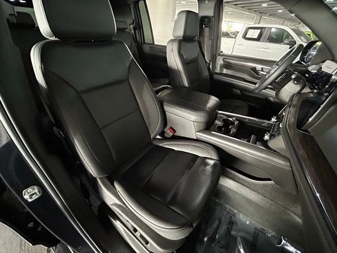 Used 2025 Chevrolet Suburban LT image 41