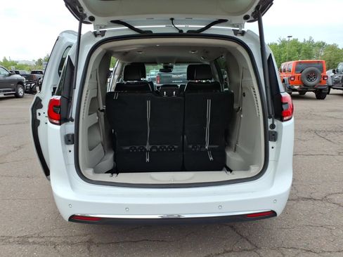 Used 2023 Chrysler Pacifica Touring-L FWD image 16