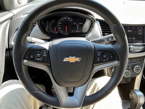 Used 2022 Chevrolet Trax LT w/ LT Convenience Package image 12