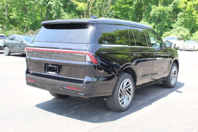 Used 2026 Lincoln Navigator Reserve AWD/4WD image 3