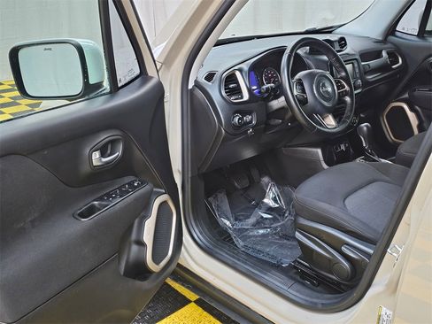 Used 2016 Jeep Renegade Latitude image 20