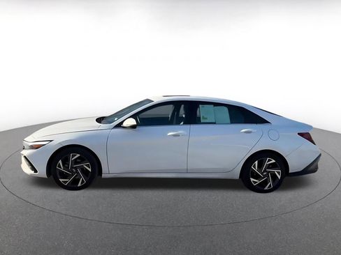 Used 2025 Hyundai Elantra Limited image 10