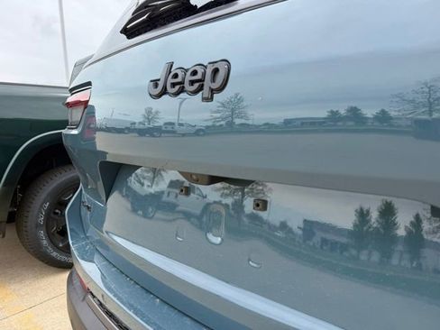 New 2026 Jeep Grand Cherokee L Limited w/ Limited Altitude Package AWD/4WD image 9