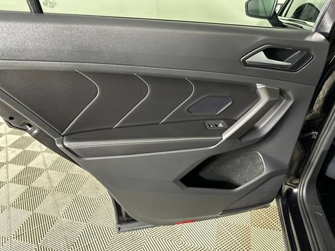 Used 2022 Volkswagen Tiguan SE w/ Panoramic Sunroof Package AWD/4WD image 22