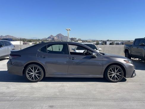 Used 2024 Toyota Camry SE image 3