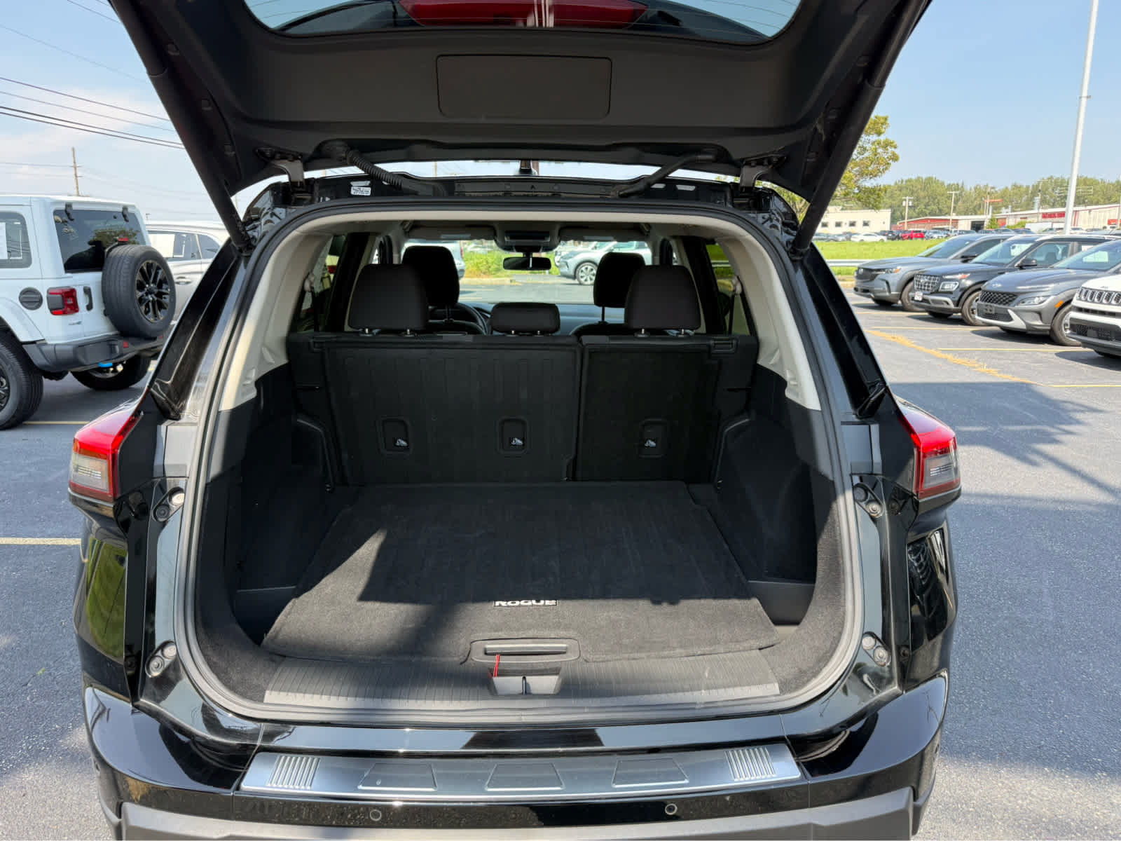 Used 2024 Nissan Rogue SV AWD/4WD image 21