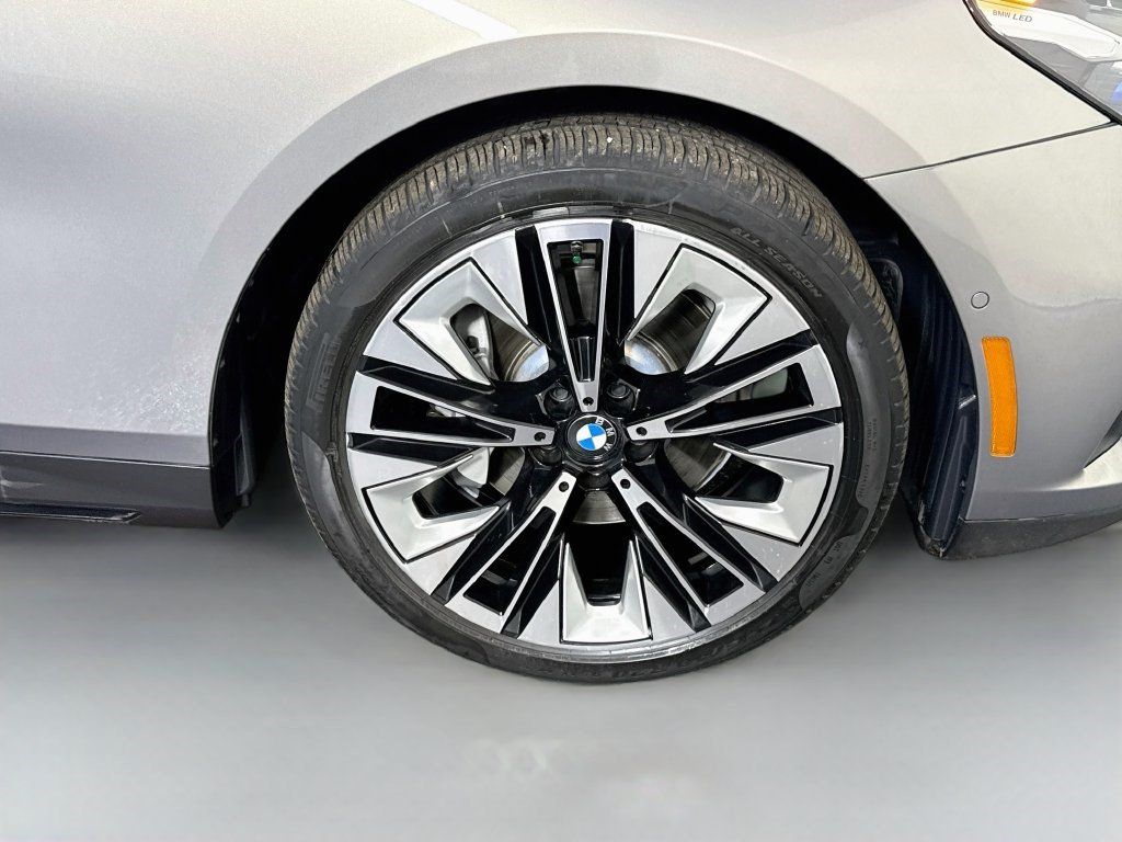 Used 2024 BMW 530i w/ Premium Package RWD image 31
