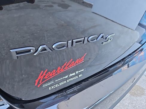New 2026 Chrysler Pacifica Select w/ S Appearance Package image 18