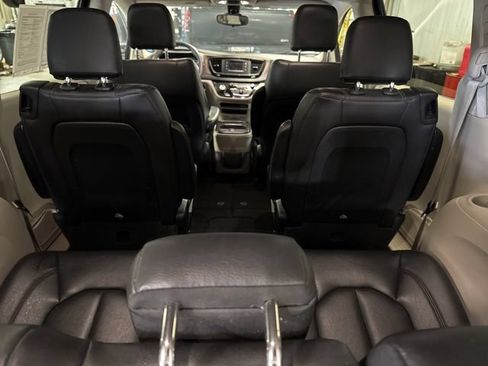 Used 2017 Chrysler Pacifica Touring-L FWD image 11