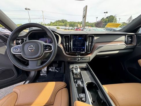 Used 2022 Volvo XC60 B5 Inscription w/ Climate Package image 13