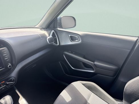Used 2025 Kia Soul LX w/ LX Technology Package FWD image 22