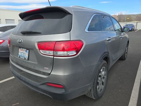 Used 2017 Kia Sorento LX image 3