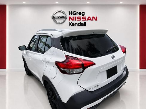 Used 2019 Nissan Kicks SR w/ SR Premium Package FWD image 2