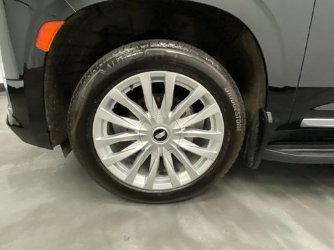 Used 2022 Cadillac Escalade ESV Luxury AWD/4WD image 18