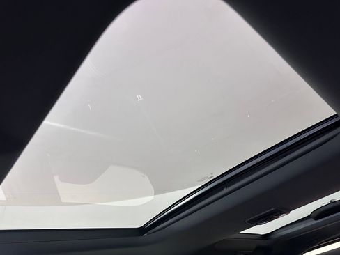 Used 2024 Land Rover Discovery Dynamic SE image 12