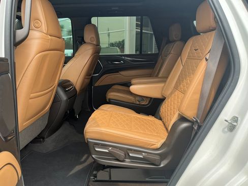 Used 2021 Cadillac Escalade Premium Luxury AWD/4WD image 12