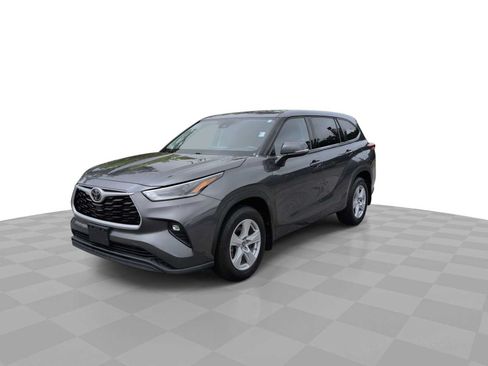 Used 2021 Toyota Highlander LE AWD/4WD image 4