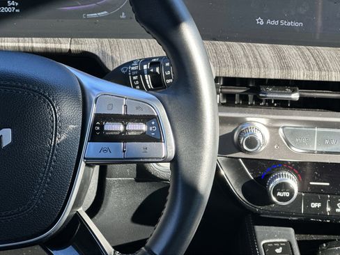 Used 2024 Kia Telluride EX w/ EX Captain's Chair Package image 21