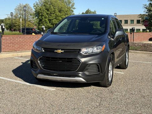 Used 2022 Chevrolet Trax LS AWD/4WD image 2