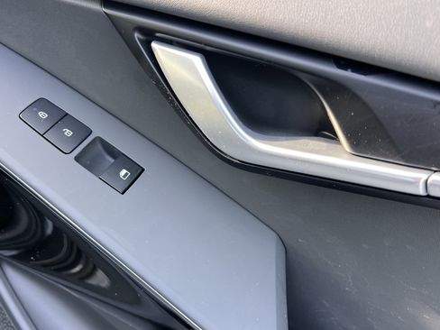 Used 2023 Kia Niro EX image 17