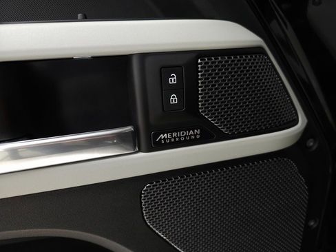 Used 2023 Land Rover Defender 110 SE image 15