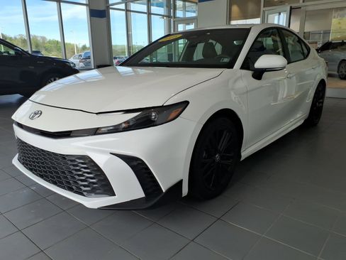Used 2025 Toyota Camry SE w/ Convenience Package AWD/4WD image 8