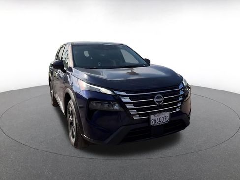 Used 2025 Nissan Rogue SV FWD image 3