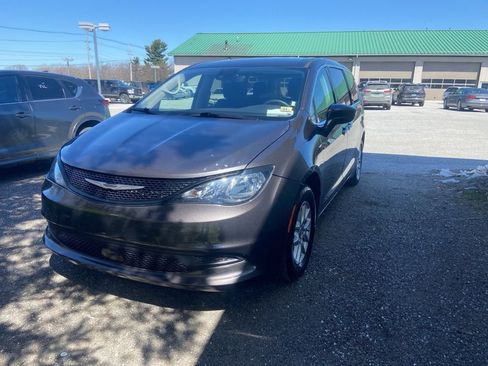 Used 2023 Chrysler Voyager LX FWD image 3
