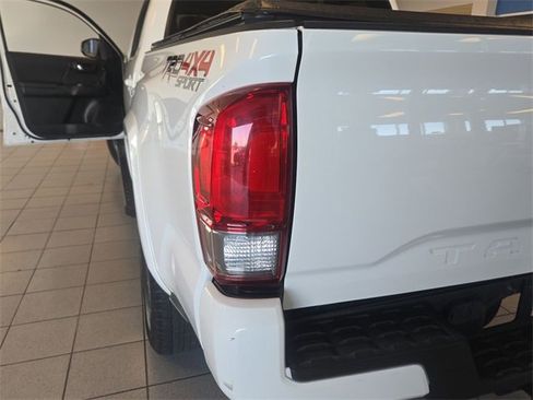 Used 2016 Toyota Tacoma TRD Sport image 27