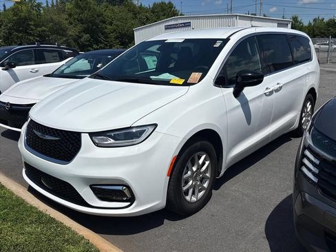 Used 2025 Chrysler Pacifica Select FWD image 2