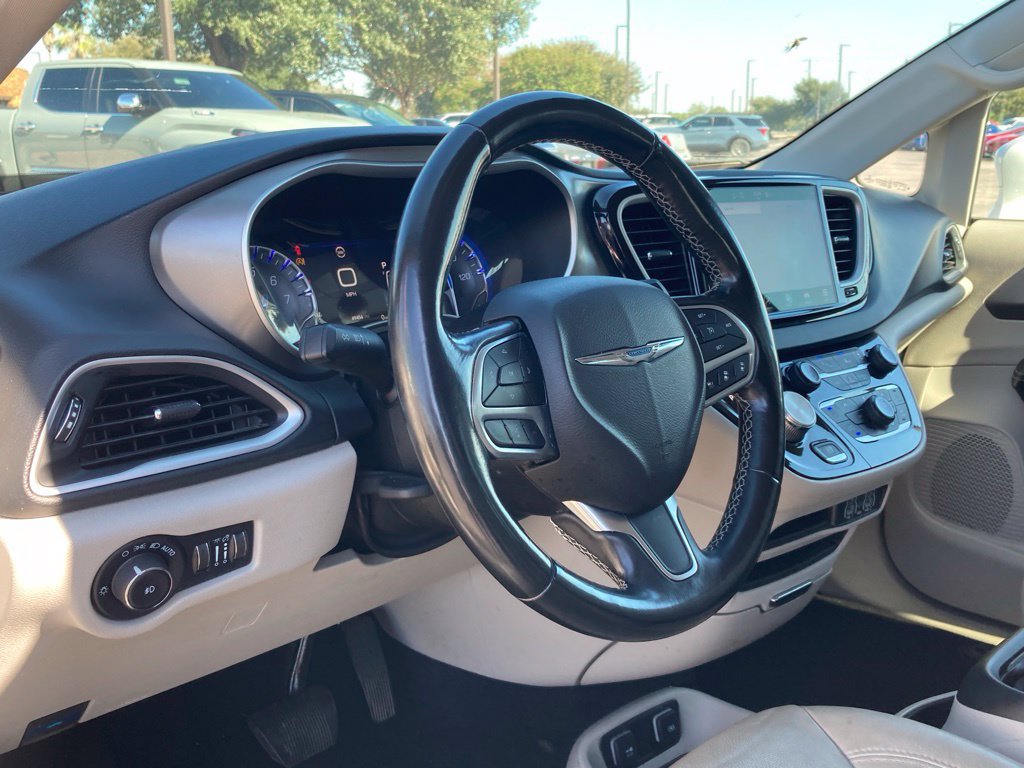 Used 2021 Chrysler Pacifica Touring-L FWD image 9