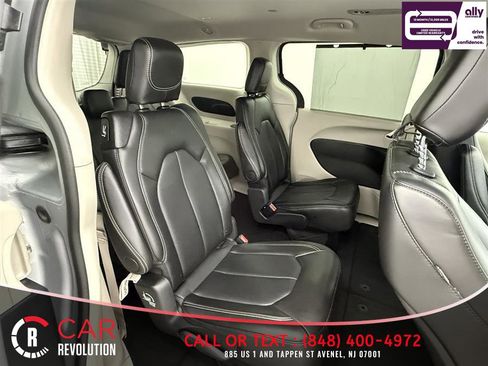Used 2024 Chrysler Pacifica Touring-L FWD image 39