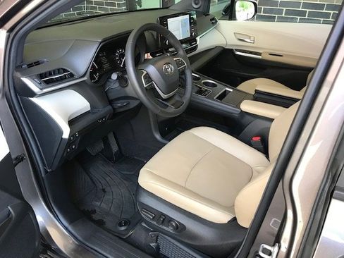 Used 2024 Toyota Sienna XLE w/ XLE Plus Package FWD image 5