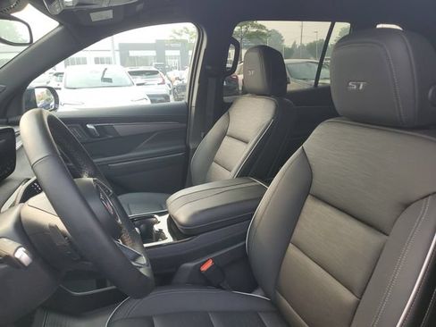 Certified 2025 Buick Enclave Sport Touring w/ Power Package FWD image 17