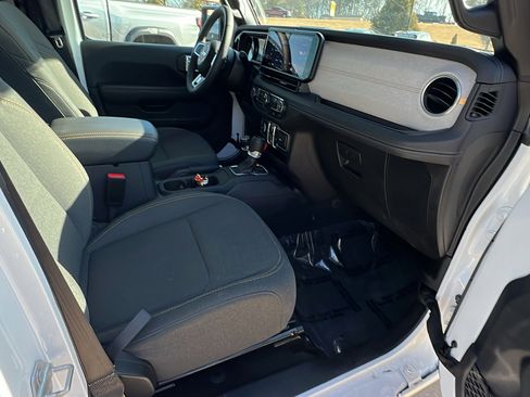 Used 2025 Jeep Wrangler Sahara image 19