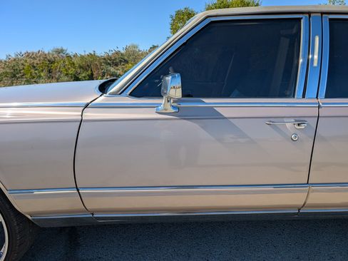 Used 1990 Cadillac Brougham image 38