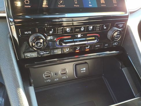 Used 2023 Jeep Grand Cherokee Limited w/ Luxury Tech Group II image 22