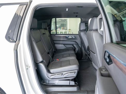 Used 2025 Chevrolet Suburban Z71 AWD/4WD image 13