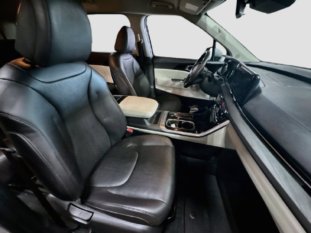 Certified 2023 Kia Carnival EX FWD image 33