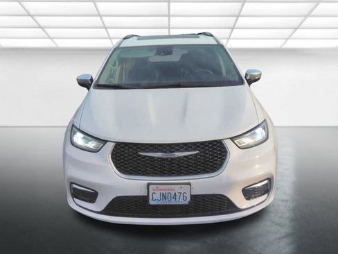 Used 2023 Chrysler Pacifica Limited image 5