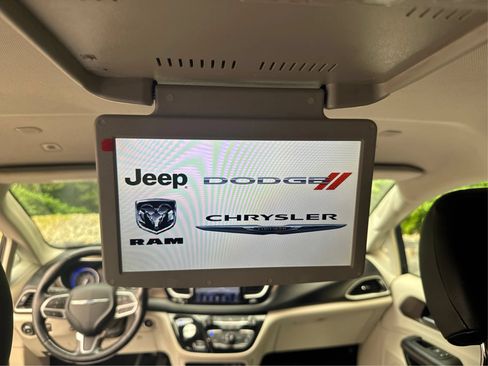 Used 2019 Chrysler Pacifica Touring-L FWD image 27