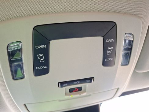 Used 2024 Toyota Sienna LE image 28