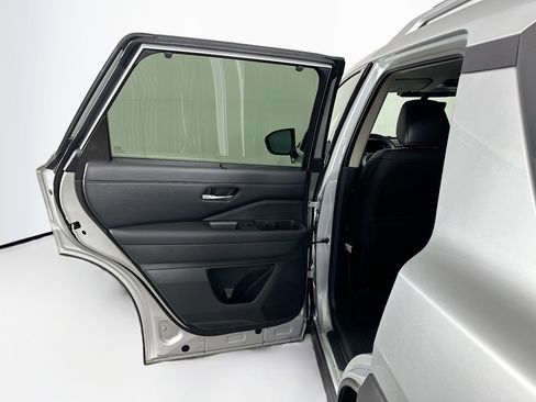 Used 2025 Nissan Pathfinder SL AWD/4WD image 26
