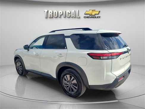 Used 2022 Nissan Pathfinder SV image 3