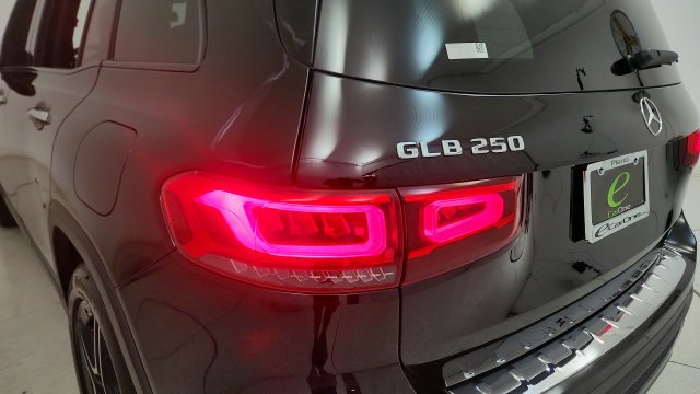 Used 2023 Mercedes-Benz GLB 250 w/ AMG Line image 26