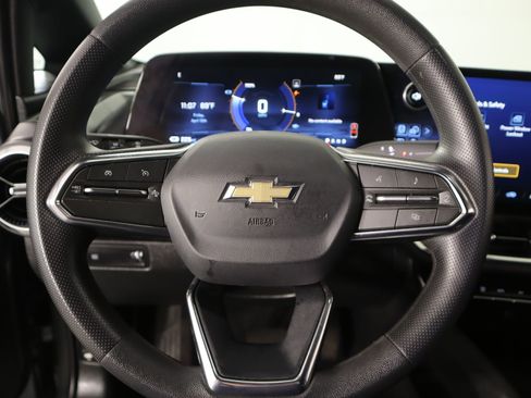 Used 2025 Chevrolet Equinox EV LT image 3