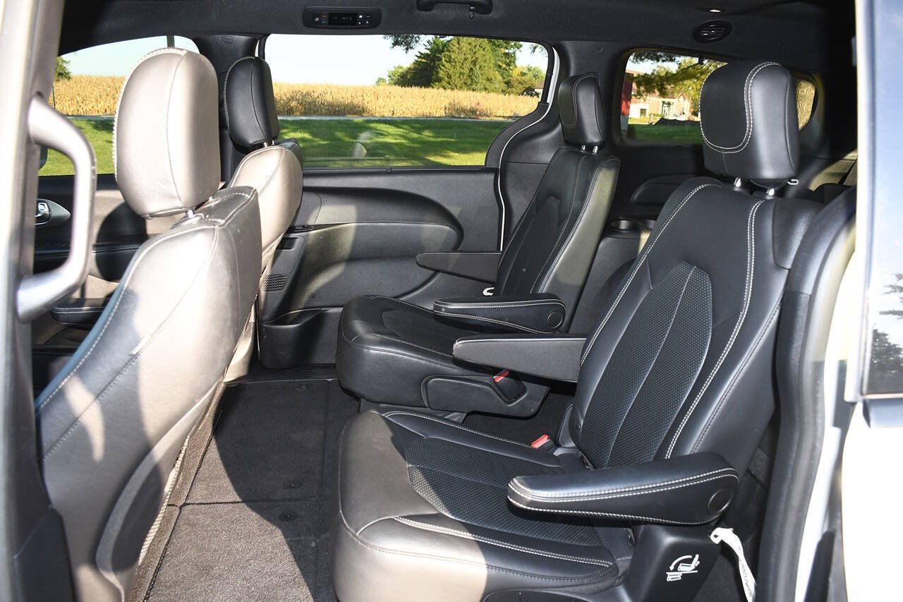 Used 2020 Chrysler Pacifica Touring-L w/ S Appearance Package FWD image 16