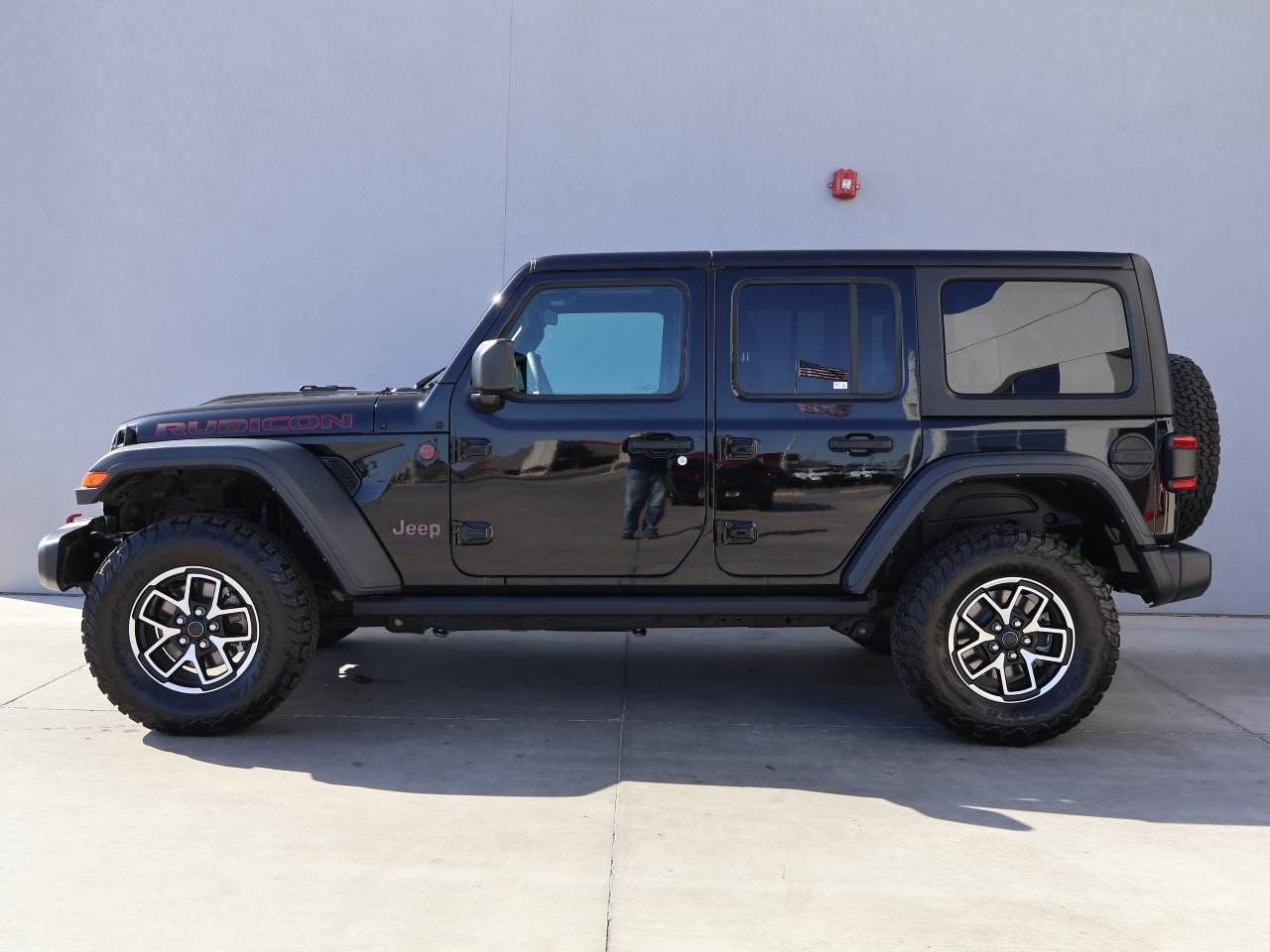 Used 2025 Jeep Wrangler Unlimited Rubicon AWD/4WD image 2