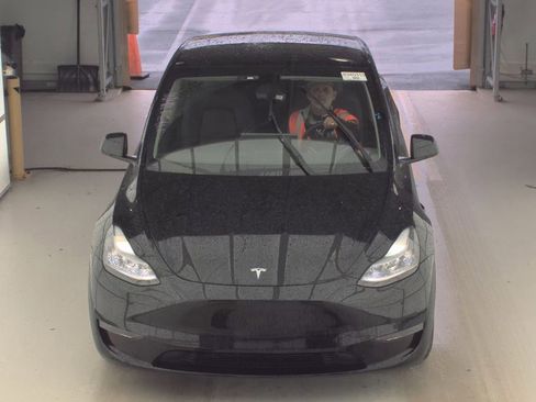 Used 2023 Tesla Model Y Performance AWD/4WD image 2